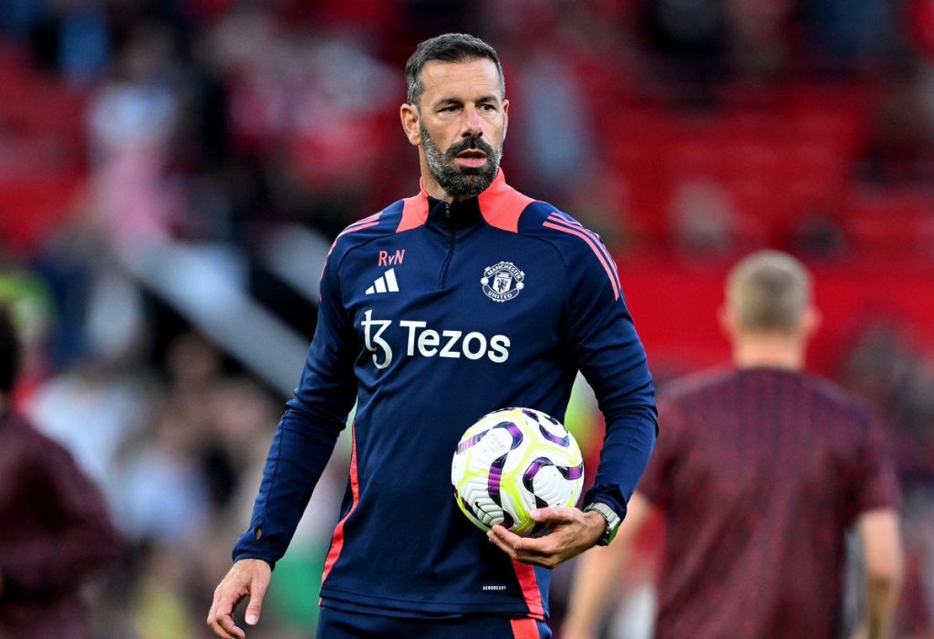 Ruud van Nistelrooy Vows to Help Manchester United in Challenging Times