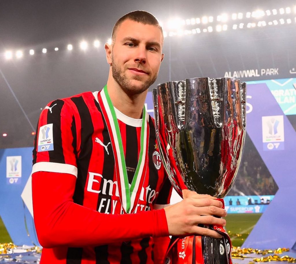 Fenerbahçe Opens Talks with AC Milan for Defender Strahinja Pavlović