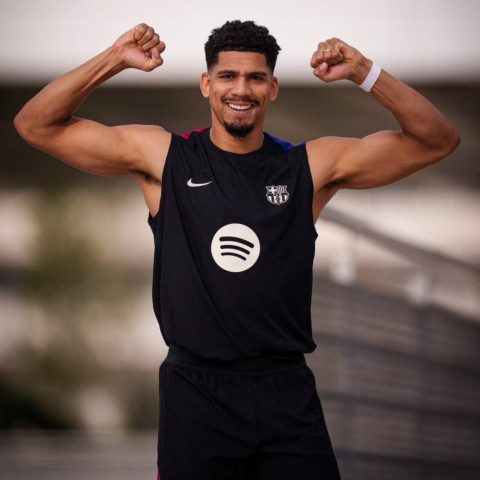 Hansi Flick Praises Ronald Araújo’s Performance and Leadership at Barcelona