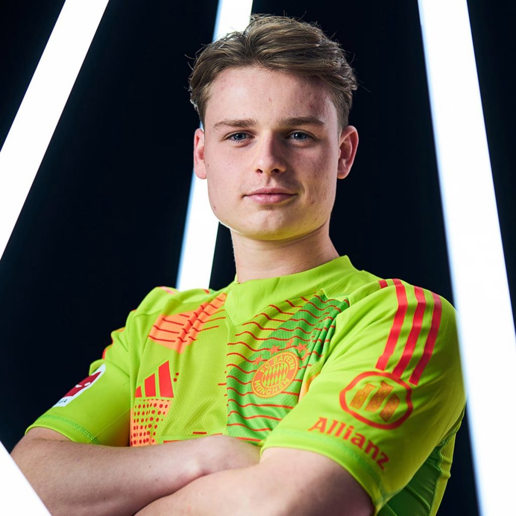 Bayern Munich Signs Promising 21-Year-Old Goalkeeper Jonas Urbig