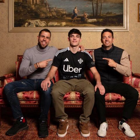 Alex Valle's Barcelona Contract Includes €6m Exit Clause: Como Leading the Chase