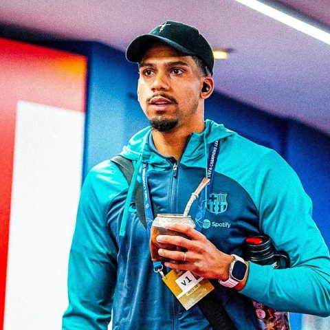 Deco Dismisses Barcelona Exit Rumours for Ronald Araujo