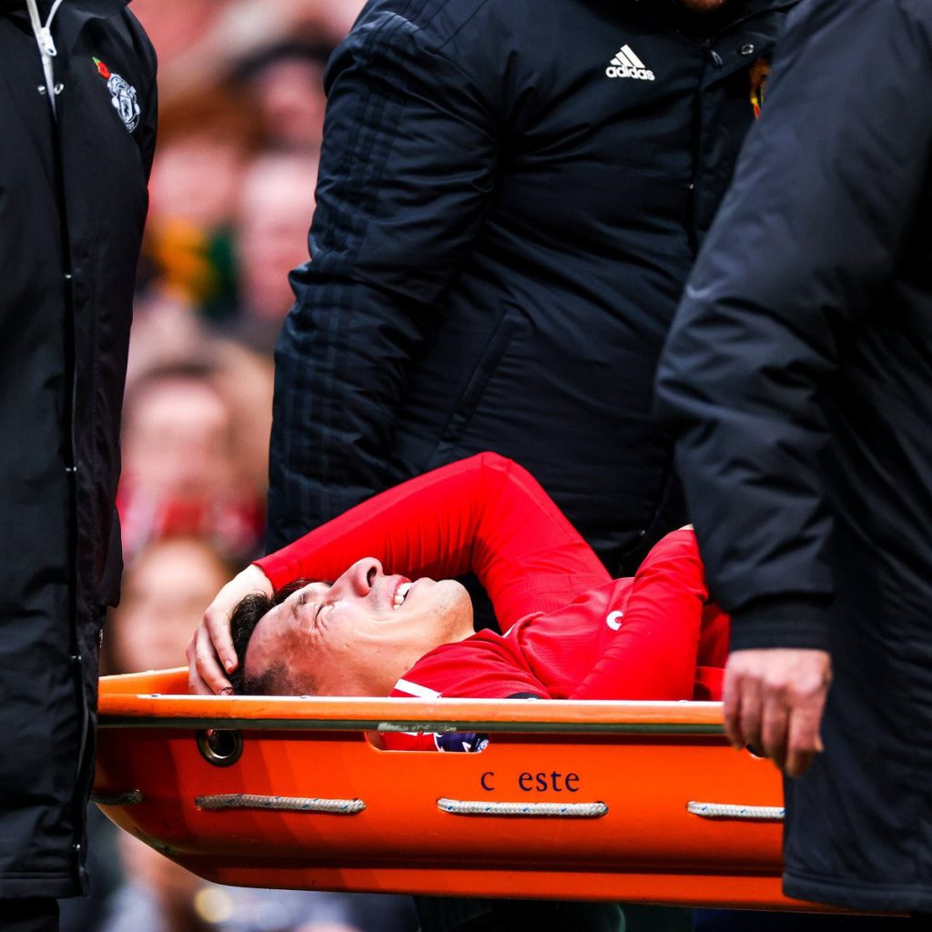 Lisandro Martínez Suffers Season-Ending ACL Injury