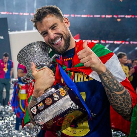 Iñigo Martínez Extends his Stay at Barcelona with New Contract until 2026