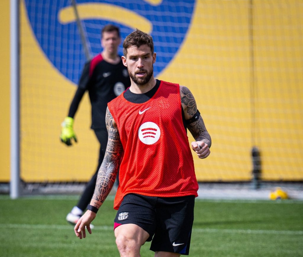 Iñigo Martinez Makes Spirited Return to Barcelona Training After Injury