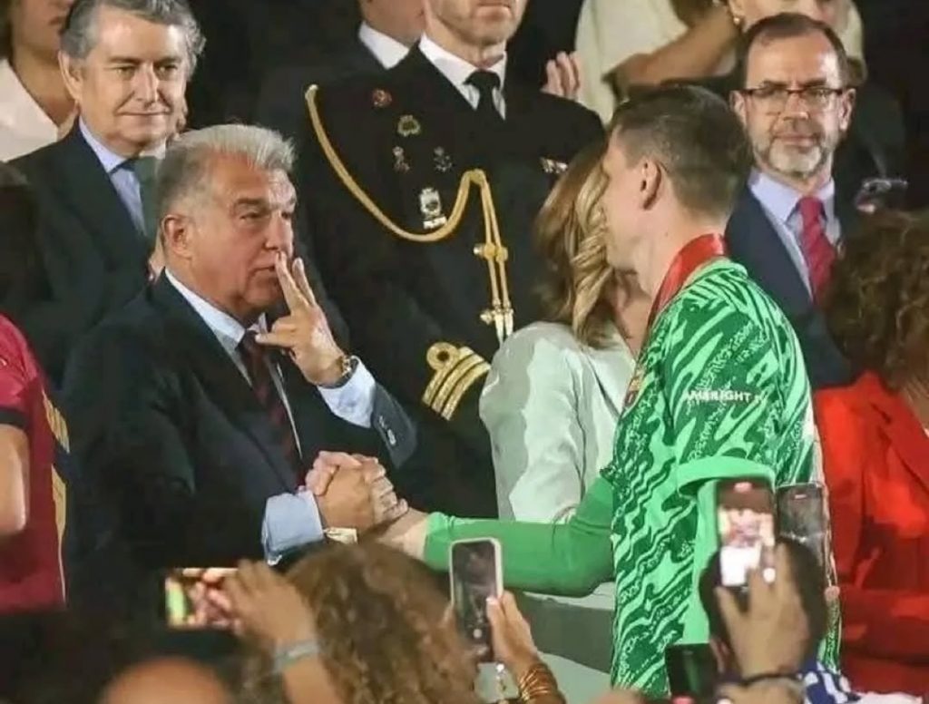 Laporta Expresses Desire for Szczesny to Remain at Barcelona